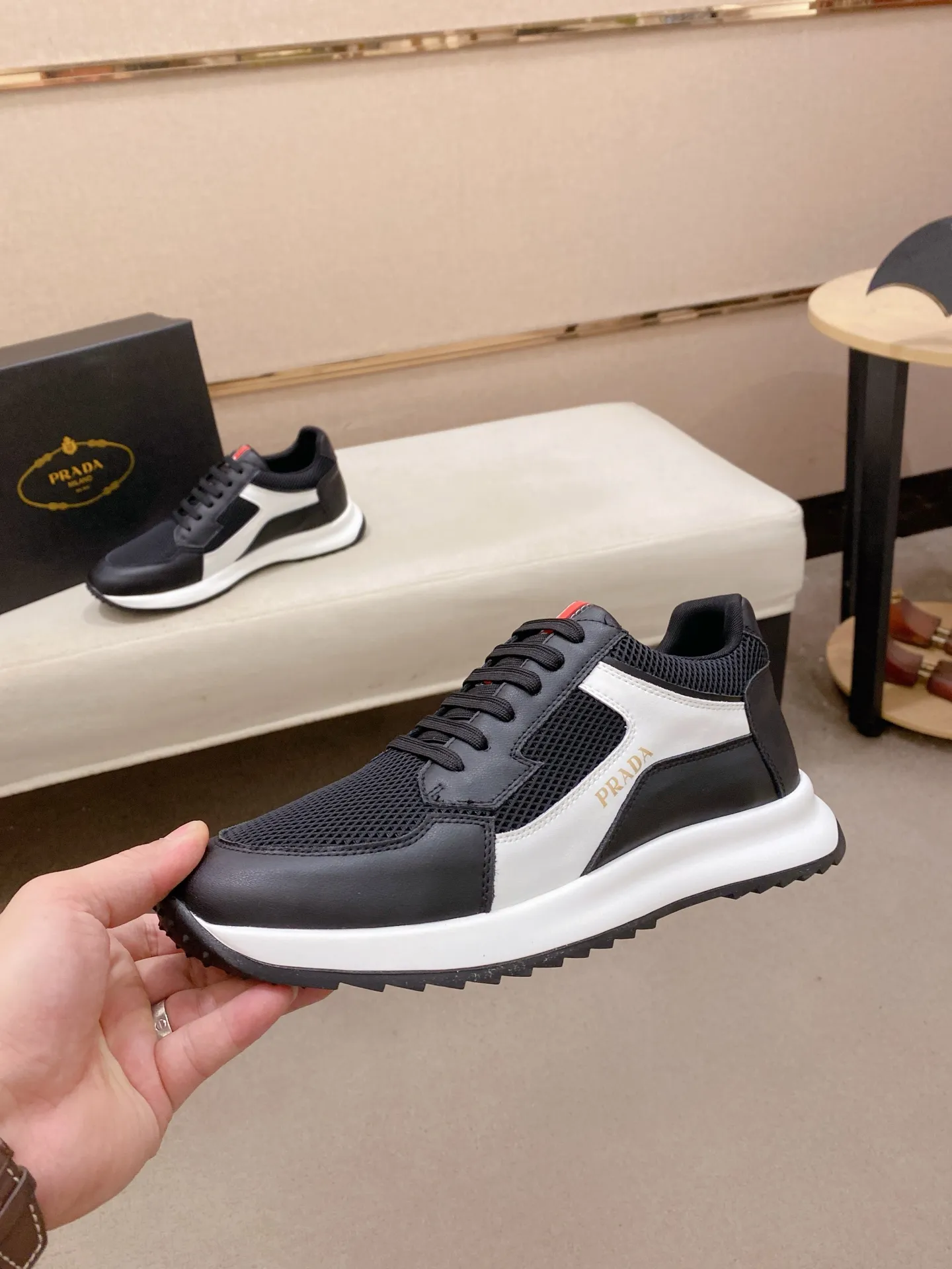 Factory price 462💰 The new PRADA (Prada) counters are launched simultaneously, new men's shoes, 😘fabrics are selected from cowhide. Lining: Mesh lining. 👍🏿 High-end ☄️ air-cushion molded anti-slip rubber outsole, exquisite lines, simple and elegant, comfortable and high-end for leisure travel. Number of yards: 38 to 44. Can be ordered for 45 non-refundable